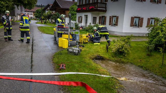 Brenzlige Lage: Feuerwehr kann Dorfbach gerade noch im Zaum halten