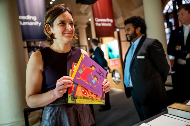 Esther Duflo hands over schoolbooks to the Nobel Prize Museum