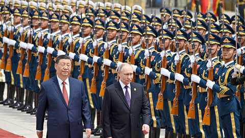 中国を公式訪問し、習近平国家主席と並んで歓迎行事に参加したロシアのプーチン大統領（右）＝１６日、北京（ロイター）