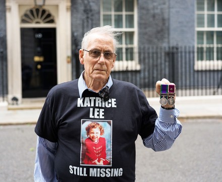 Редакционное стоковое изображение: Father of missing girl hands back Military Medals in protest, London, UK - 31 May 2024