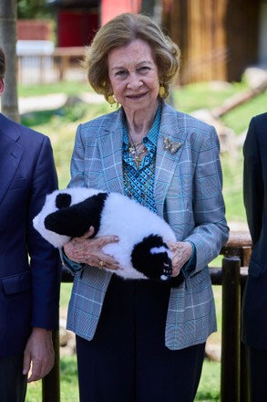Queen Sofia attends the official presentation of the new pair of giant pandas, Madrid, Spain - 30 May 2024 에디토리얼 스톡 이미지