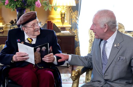 King Charles III presents card to mark 100th Birthday of D-Day Veteran, Buckingham Palace, London, UK - 22 May 2024 에디토리얼 스톡 이미지