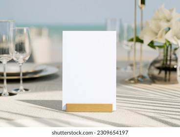 Mockup white blank space card, for greeting, table number, wedding invitation template on wedding table setting background. with clipping path. 3D rendering Illustrazione stock