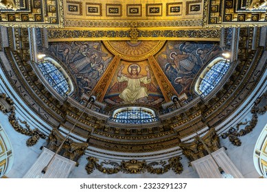 06.23.23. London, United kingdom. St Pauls cathedral is most popular touristical church in London city. Splendid interior spaces and amazing arts on the wall. Foto stock editoriale