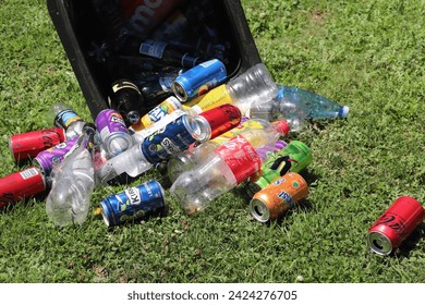 10 cents refund plastic, glass and aluminum containers, return and earn, recycled material photography. 12 February 2024 Sydney NSW Australia  Foto Editorial Stock