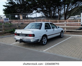 1st September 2022- A white Ford Sierra Sapphire, four door saloon car,  in the town carpark at Pendine, Carmarthenshire, Wales, UK.
 Foto stock editoriale