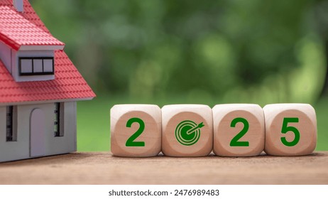 2025 New year. New year property investment concept. Wooden blocks spell "2025" with a target icon. New home, budget, real estate, asset management, Business and financial. Home. land. building loans.: stockfoto