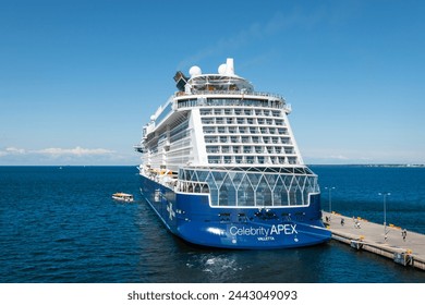 エストニア タリン - 2023年7月24日：夏の日にタリン港でセレブクルーズ船Apex。の写真素材