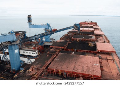 インドネシア カリマンタン北岸タラカン石炭保管所 – 2024年2月8日：ケープサイズ貨物船への石炭積載のエディトリアル写真素材