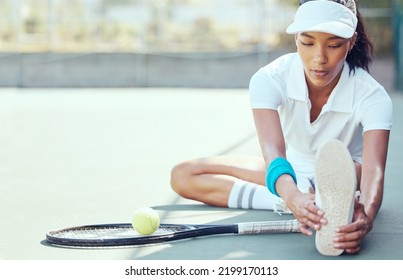 Joueur de tennis, exercice et sport de compétition avec une femme s'étirant pour se préparer à un match ou à un match sur un court extérieur. Fitness avec une joueuse assise et faisant de l'entraînement et de la pratique pour se réchauffer : photo de stock