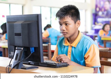 Thai student boy use desktop computer in classroom Stock-foto