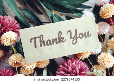 Thank You text message with flower decoration on wooden background स्टॉक फोटो