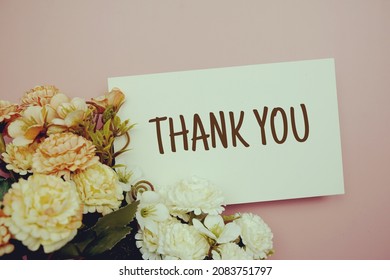 Thank You typography text with flowers on pink background स्टॉक फोटो