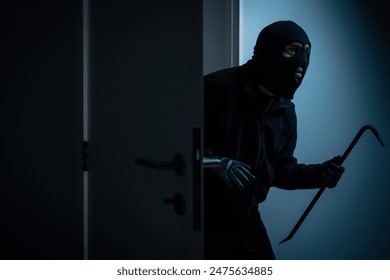 均一な黒いジャケットを着た泥棒、様々な行動のハウスブレイク。強盗テロの犯罪者は、バラクラバとクローバーで逃げ出し、夜にハウスブレイクを盗むために家に入るの写真素材
