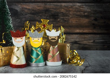 聖降誕祭の飾りをつけ、テーブルの上にコピー用のスペースを持つ賢者三人。ダイア・ド・レイエス・マゴス・デイのコンセプト、3賢者の写真素材
