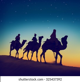 3人の賢者が乗馬ラクダ砂漠の夕暮れのコンセプトの写真素材