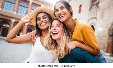屋外で街の通りを楽しんでいる3人の若い多人種の女性 – 一緒に休日の日を楽しんで混合人種女性の友人 – 幸せなライフスタイル、若者と若い女性のコンセプトの写真素材