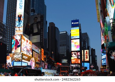 夜のタイムズ・スクエア新規ヨークの眠らない街： - 13.11.2014 のエディトリアル写真素材