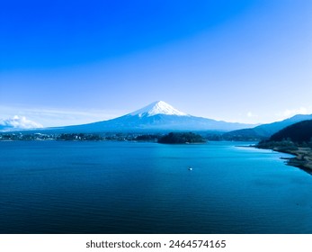 日本の美しい山々、富士山と河口湖を望むトップ空撮のドローンの写真素材