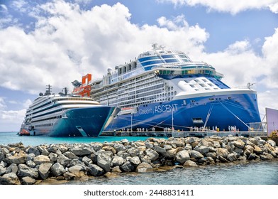 Tortola, British Virgin Islands - March 27, 2024: The Ritz Carlton Evrima and Celebrity Ascent cruise ships docked at the pier in Tortola in the British Virgin Islands
 – Ảnh có sẵn