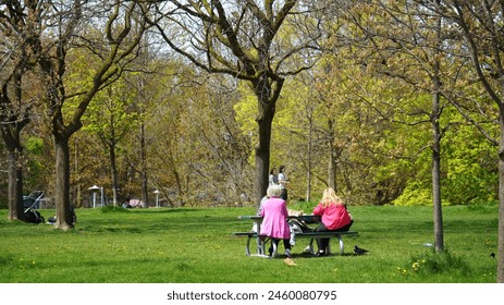 カナダ トロント - 2024年5月5日： クリスティーピッツパークで春の季節を楽しむ人物のエディトリアル写真素材