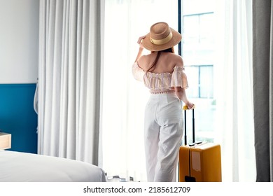 Tourist woman with luggage in hotel after check-in. Conceptual of travel and vacation.: stockfoto