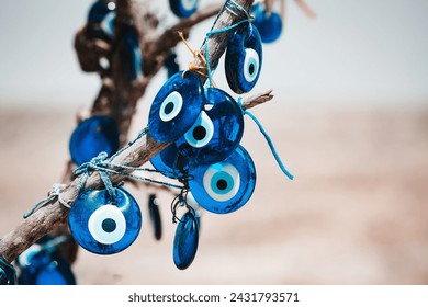 木の枝に伝統的なトルコのお守り悪い目や青い目(Nazar boncugu)。伝統的なトルコのお守りとお土産。クローズアップ、ぼかした背景、コピー用スペース。カッパドキア、トルコ （トルコ）の写真素材