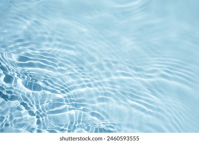 静穏な水面のテクスチャー。穏やかな波紋を持つライトブルーの水の穏やかな、クローズアップビュー。の写真素材