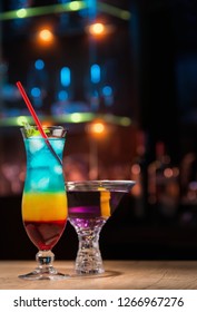 Two exotic tropical cocktails in bar: stockfoto