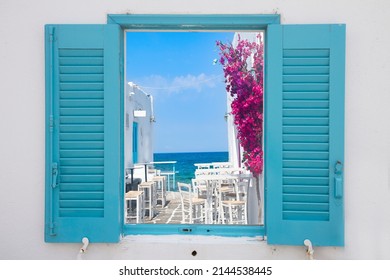 typical coloful white street of Paros island, Greece, view through the window Foto stock