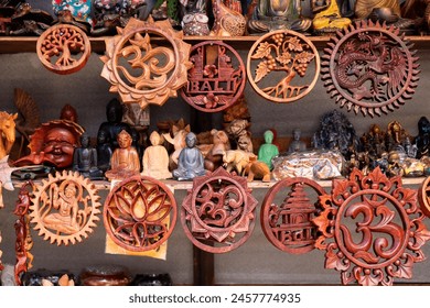 バリ州ウブド - 04-04-2024: ウブドバリ市場の典型的なストアアートクラフトのエディトリアル写真素材