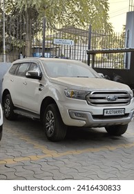 Udaipur, India - October 10 2023: A Ford Endeavour parked for service at the Service Center, showcasing automotive care. The dusty exterior reflects the journey, awaiting expert attention and service. Foto stock editoriale