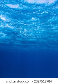 Стоковая фотография: Underwater view of the sea surface, Underwater background