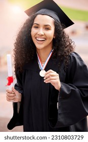 Diplôme universitaire de valedictorian, portrait de femme et diplôme universitaire avec succès avec médaille. Femme, diplômée et lauréate du campus, diplômée et bonheur du succès de l'étude : photo de stock