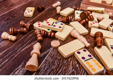 A variety of board game pieces. A background miscellaneous board game pieces. Stockfoto