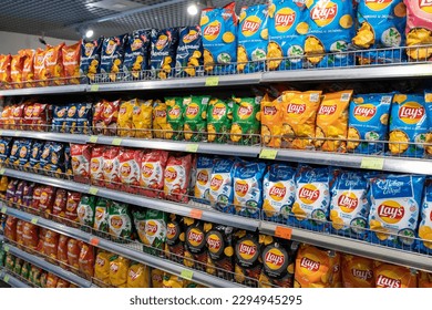 Various choice flavoured of lay's potato chips for sale in grocery store. Minsk, Belarus, 2023 Foto stock editoriale