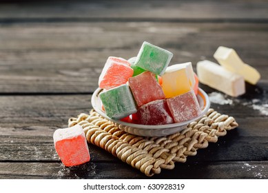 Various color turkish delight lokum with powdered sugar on small plate 庫存照片