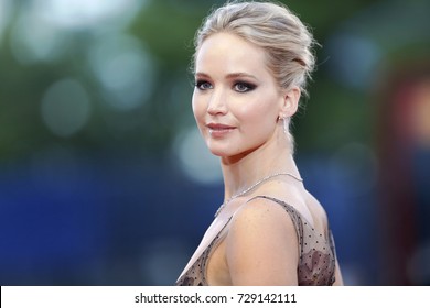 VENICE, ITALY - SEPTEMBER 05:  Jennifer Lawrence attends the red carpet of the movie 'Mother!' during the 74th Venice Film Festival on September 5, 2017 in Venice, Italy.  – Ảnh báo chí có sẵn