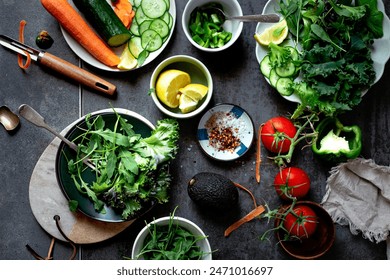 채식 건강 그린 샐러드 재료 위에 부엌 카운터 탑. 건강한 샐러드 배경으로 신선한 농산물  스톡 사진