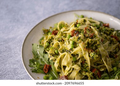 Vegetarian tagliatelle with peas pesto Stock-foto