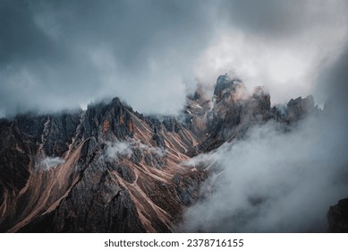 イタリアのドロミテ山脈の気分山峰の眺め。の写真素材