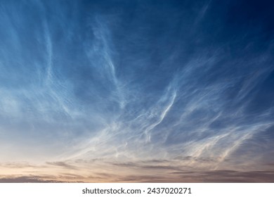 夜空に浮かぶ夜空の雲の写真素材