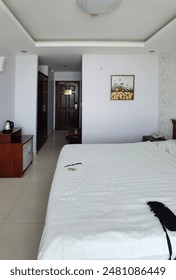 Vung Tau, Ba Ria - Vung Tau, Vietnam - 03 10 2023 : interior of a very light hotel room with white and, above all, a very wide and long double bed as often in South-East Asia, happiness. 编辑库存照片