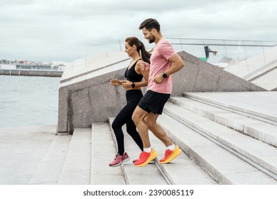 Warm-up woman and man runners man fitness exercises, preparation for training. Motivation for a healthy lifestyle. Foto Stock