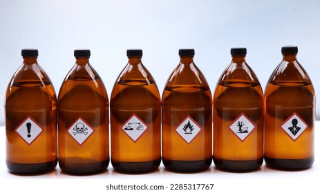 化学容器、実験室および産業における化学物質の危険に関する警告シンボル の写真素材