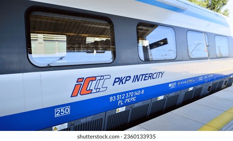 ポーランド、ワルシャワ。2023年9月5日。駅のプラットフォームでPKPインターシティポーランド列車寝車午後遅くに出発を待っている。PKP都市間ペンドリーノ列車。のエディトリアル写真素材