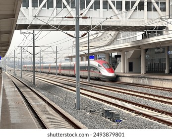 WHOOSH高速列車は、インドネシアのバンドンのパダララン駅を通過しています の写真素材