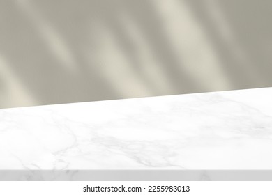 White Diagonal Marble Table with Beige Stucco Wall Texture Background with Light Beam and Shadow, Suitable for Product Presentation Backdrop, Display, and Mock up. Stockfoto