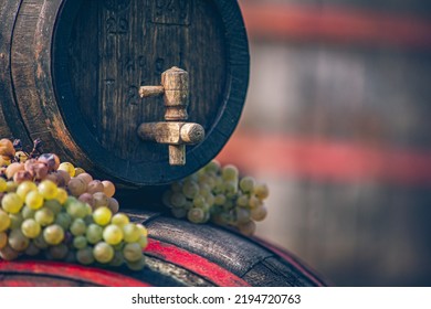収穫期の樽の上にリースリングのブドウとワイン樽，ハンガリーの写真素材