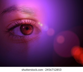 女性の眼の虹彩が明るい光を反射しているの写真素材